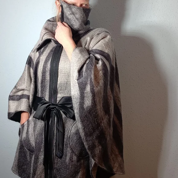 Dramatic Monochrome Handmade Wool Cape - Boutique Free Size - Picture 4 of 8
